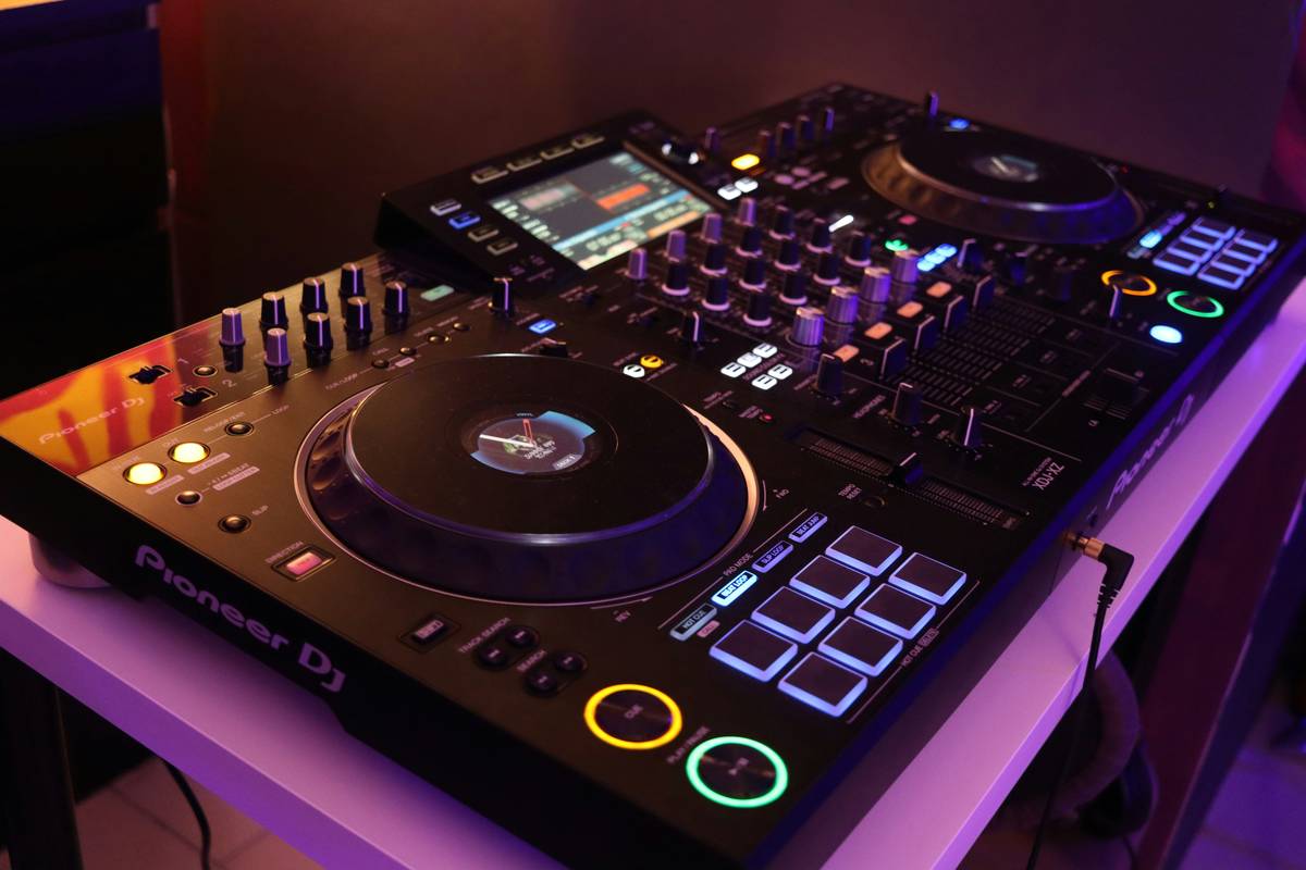 Comparison chart showing technical differences between consumer smart speakers and beginner DJ studio monitors