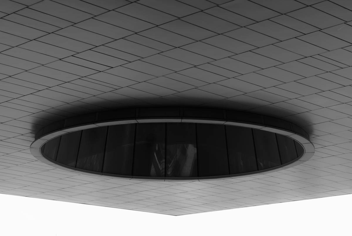 Infographic comparing true smart in-ceiling speakers vs. passive ceiling speakers requiring external hubs
