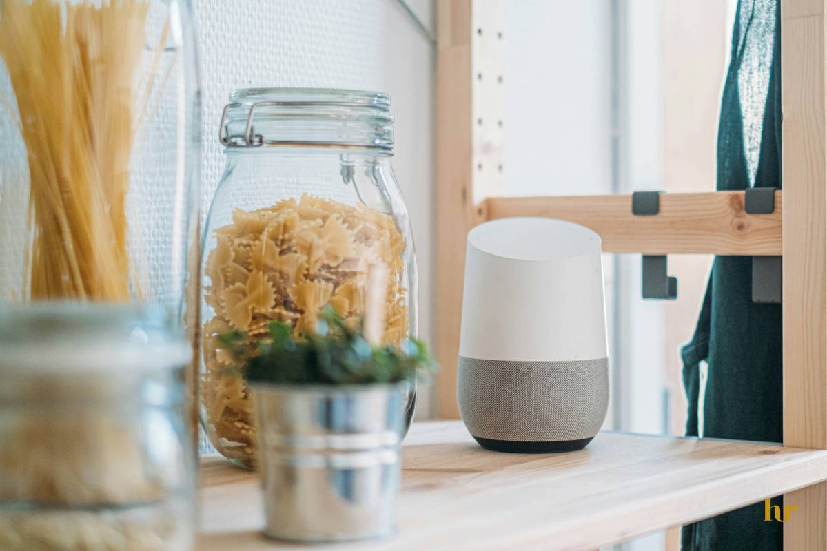Bar chart showing Google Home vs Amazon Echo vs Apple HomePod market share in Q1 2024. Google holds 28%, second to Amazon's 61%. Source: Statista.